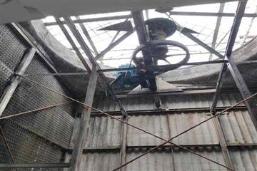 成都玻璃鋼冷卻塔減速機(jī)更換維修現(xiàn)場,成都玻璃鋼冷卻塔維修